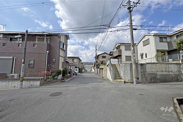 物件の南西側前面道路（南東側から）［2026年3月23日撮影］