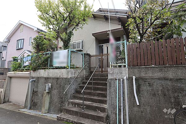 物件（北側から）［2025年10月27日撮影］全面道路から玄関までは階段があります。