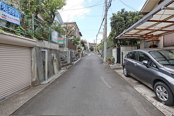 物件の北東側前面道路（南東側から）［2025年10月27日撮影］物件前の道路は車が少なく、閑静な住宅街になります。