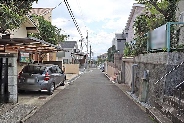物件の北東側前面道路（北西側から）［2025年10月27日撮影］