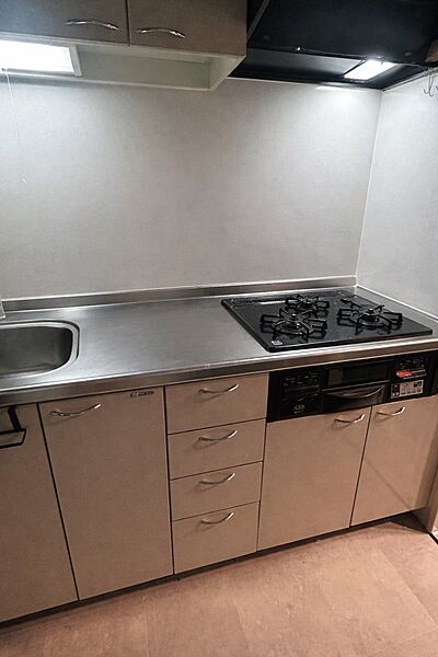 独立キッチンですので、料理に集中でき、調理中のニオイなど、LDKにいきにくく、生活感を隠すことができます。また洗面室にもつながっており家事動線が良いです。