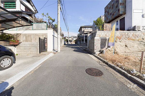 物件の北西側前面道路（南西側から）［2025年12月28日撮影］