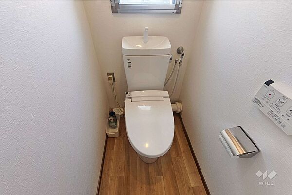 トイレにも小窓があり、通風・採光ともに良好です。