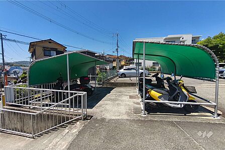 屋根のあるバイク置場です。