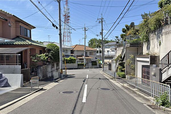 物件の南東側前面道路（北側から）［2026年5月5日撮影］