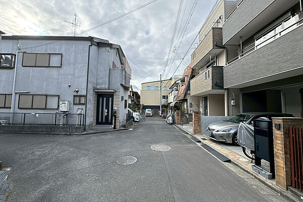 物件の南側前面道路（東側から）［2026年1月31日撮影］