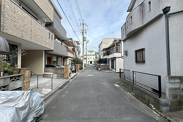 物件の南側前面道路（西側から）［2026年1月31日撮影］