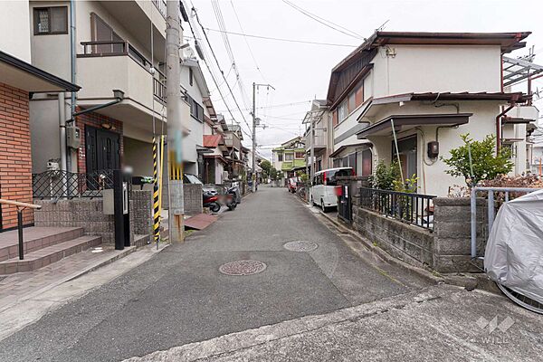 物件の南側前面道路（西側から）［2025年2月7日撮影］