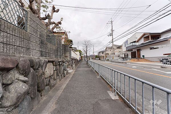 物件の北東側前面道路（南東側から）［2025年2月7日撮影］