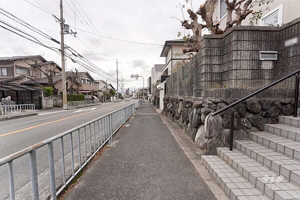 物件の北東側前面道路（北西側から）［2025年2月7日撮影］