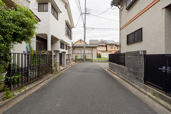 物件の北側前面道路（西側から）［2026年4月13日撮影］