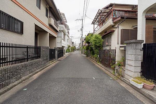 物件の北側前面道路（東側から）［2026年4月13日撮影］
