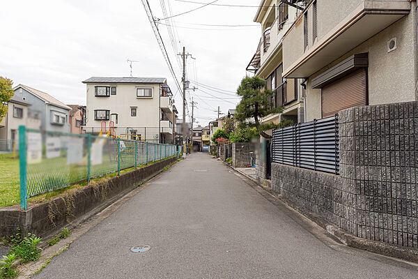 物件の東側前面道路（北側から）［2026年4月13日撮影］