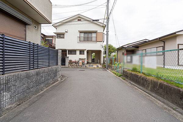 物件の東側前面道路（南側から）［2026年4月13日撮影］