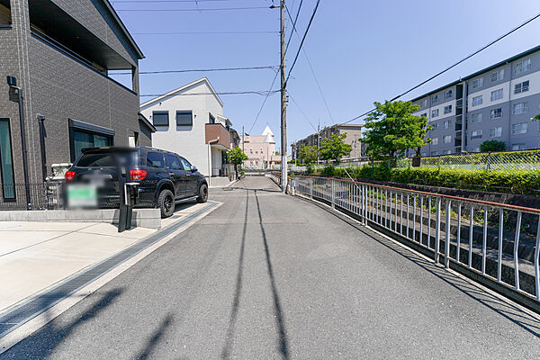 物件の南側前面道路（西側から）［2026年5月10日撮影］