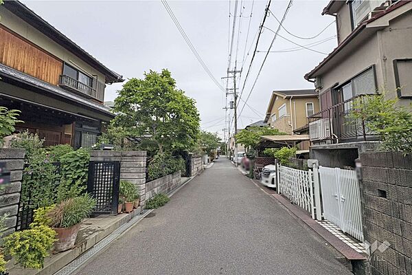 物件の北側前面道路（西側から）［2026年5月2日撮影］