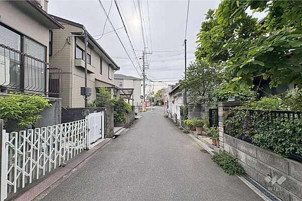 物件の北側前面道路（東側から）［2026年5月2日撮影］