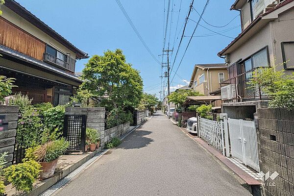 物件の北側前面道路（西側から）［2026年5月2日撮影］