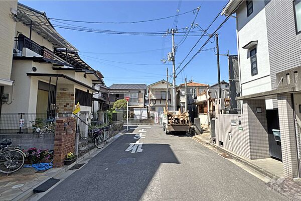 物件の西側前面道路（南側から）［2026年5月11日撮影］