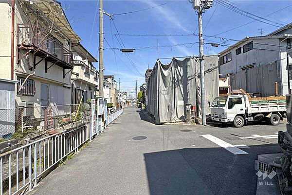物件の北側前面道路（西側から）［2026年5月11日撮影］