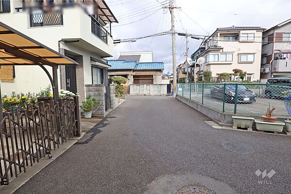 物件の東側前面道路（南側から）［2026年5月2日撮影］
