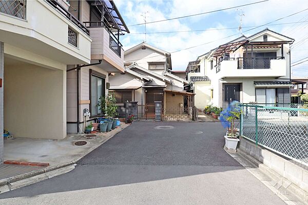 物件の東側前面道路（東側から）［2026年5月2日撮影］