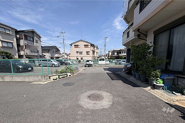 物件の東側前面道路（西側から）［2026年6月1日撮影］
