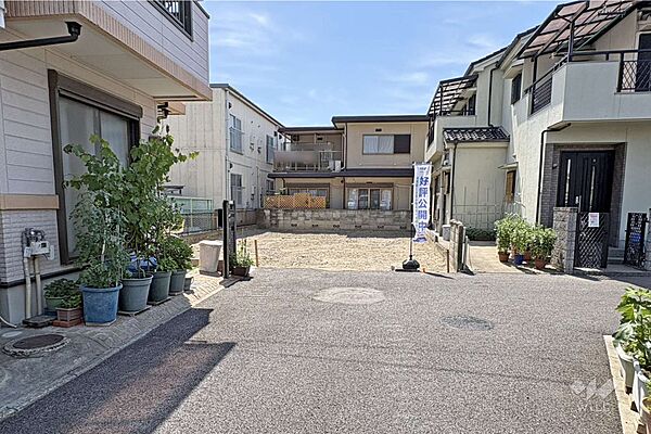 物件の東側前面道路（東側から）［2026年6月1日撮影］