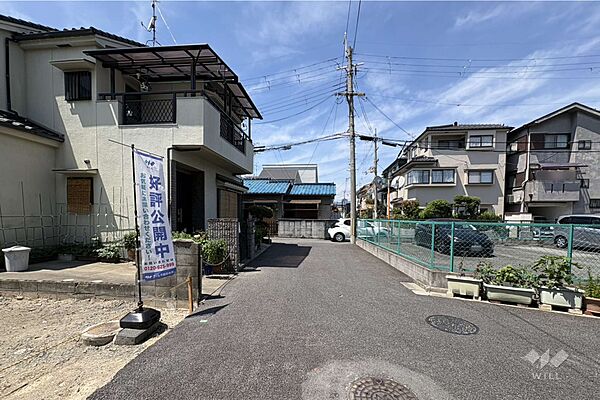 物件の東側前面道路（南側から）［2026年6月1日撮影］