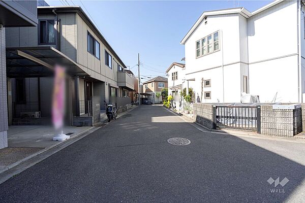 物件の北西側前面道路（北東側から）［2026年5月19日撮影］