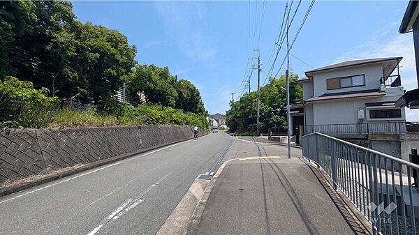 物件の北西側前面道路（南西側から）［2026年6月11日撮影］