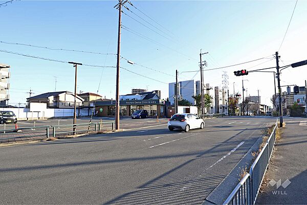 敷地南東側の前面道路（北側から）