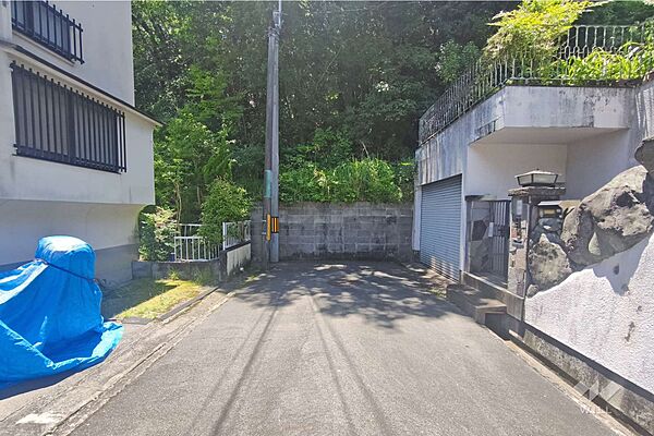 物件の南東側前面道路（北東側から）［2026年7月10日撮影］