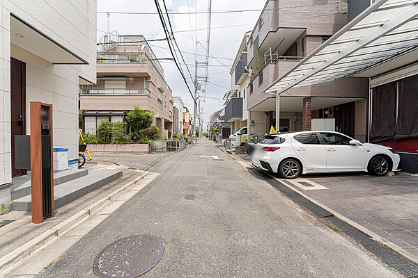 物件の西側前面道路（南側から）［2026年7月22日撮影］