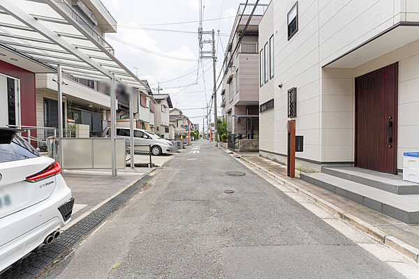 物件の西側前面道路（北側から）［2026年7月22日撮影］