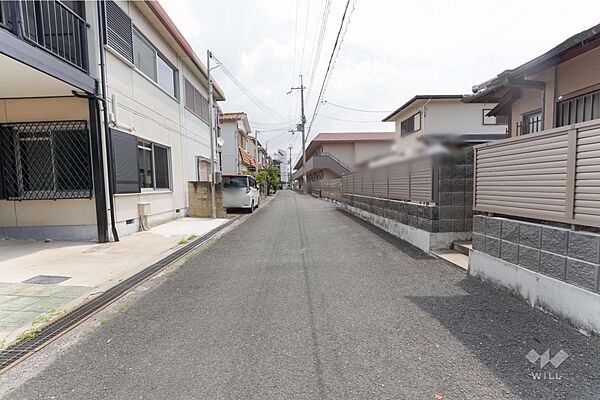 物件の南側前面道路（西側から）［2026年7月16日撮影］
