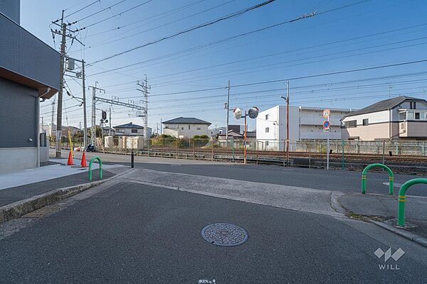 物件の南側前面道路（西側から）［2024年12月9日撮影］※AIによる青空加工済