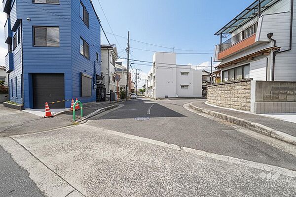 物件の前面道路（東側から）［2024年12月9日撮影］※AIによる青空加工済