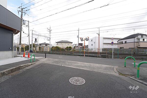 物件の南側前面道路（西側から）［2024年12月9日撮影］