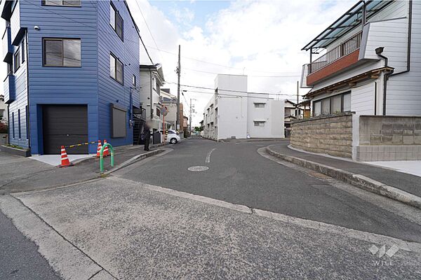 物件の南側前面道路（東側から）［2024年12月9日撮影］