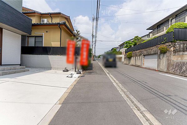 物件の北側前面道路（東側から）［2026年7月22日撮影］