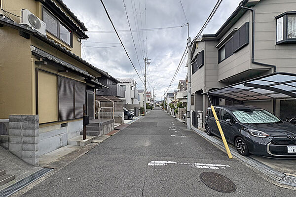 物件の東側前面道路（南側から）［2026年6月21日撮影］