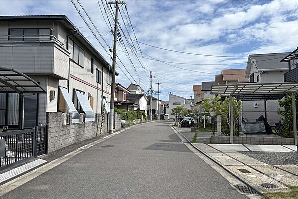 物件の東側前面道路（北側から）［2026年8月8日撮影］
