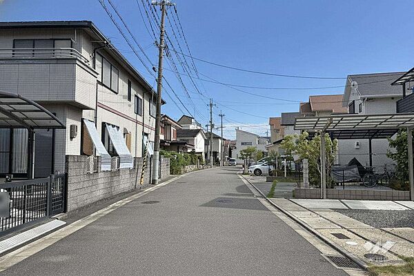 物件の東側前面道路（北側から）［2026年8月8日撮影］※AIによる青空加工済