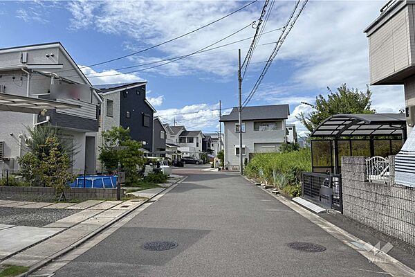 物件の東側前面道路（南側から）［2026年8月8日撮影］