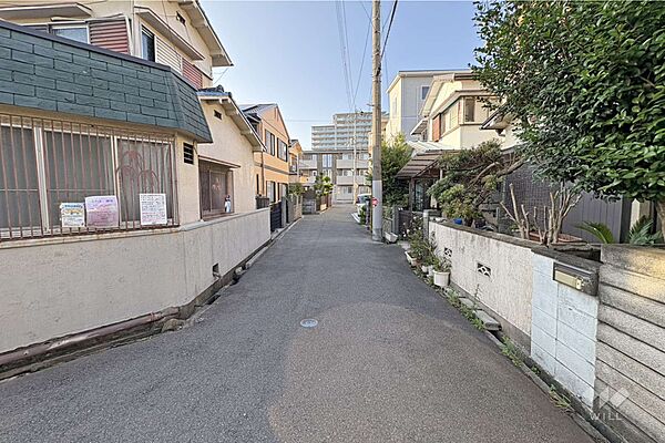 物件の西側前面道路（南側から）［2026年6月29日撮影］