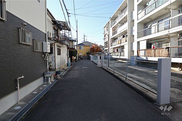敷地南側の前面道路（東側から）