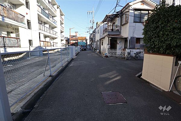 敷地南側の前面道路（西側から）