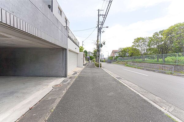 物件の南側前面道路（西側から）［2026年7月12日撮影］