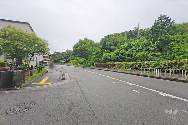 物件の北西側前面道路（北東側から）［2026年7月6日撮影］
